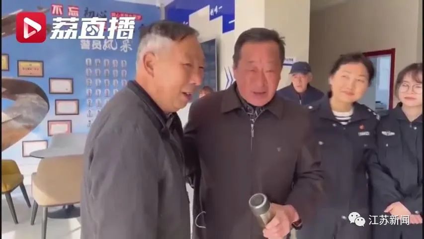 DƬ